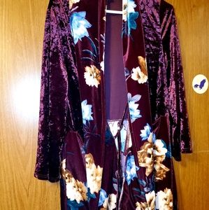 Beautiful kimono style robe. Super soft and sexy. Says small, but fits medium.